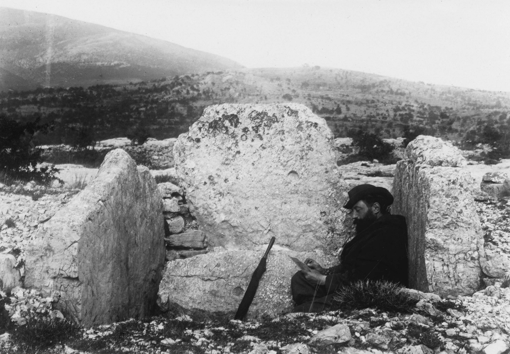 Adrien Guébhard au dolmen de la Verdoline en 1897